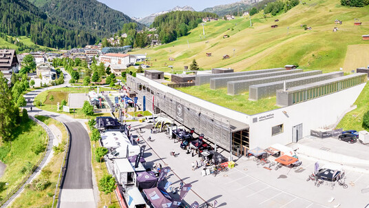 Blick auf die Expo Area des Arlberg Giro inmitten der Alpenlandschaft