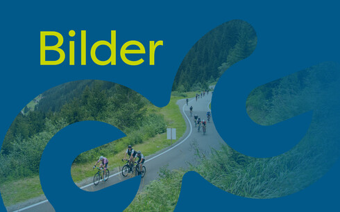 Mehrere Rennradfahrer:innen fahren auf einer kurvigen Bergstraße, die durch ein stilisiertes Arlberg Giro Logo gerahmt ist. 