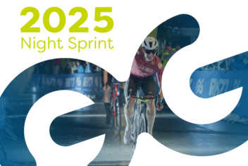 Rennradfahrer rast in der verregneten Fußgängerzone St. Antons jubelnd - mit geballter Faust - über die Ziellinie vor vielen Zuseher:innen. "2025 Night Sprint" ist am Bild oben links in gelb/grün geschrieben.