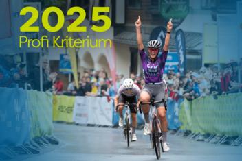 Rennradfahrerin überquert jubelnd die Ziellinie im Dorfzentrum St. Anton am Arlbergs vor anfeuerndem Publikum. "2025 Profi Kriterium" ist am Bild oben links in gelb/grün geschrieben. 