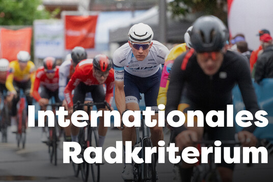 Profi Rennradfahrer im Bulk durch St. Anton