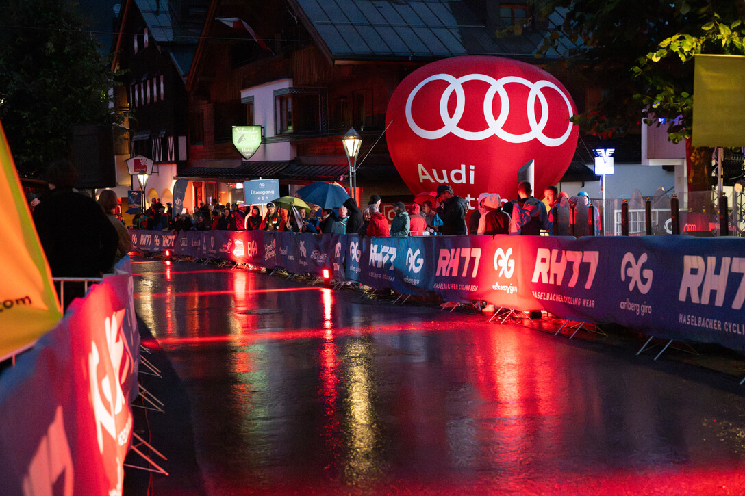 Zwei Athleten beim St. Anton Night Sprint / Two athletes of the Night Sprint
