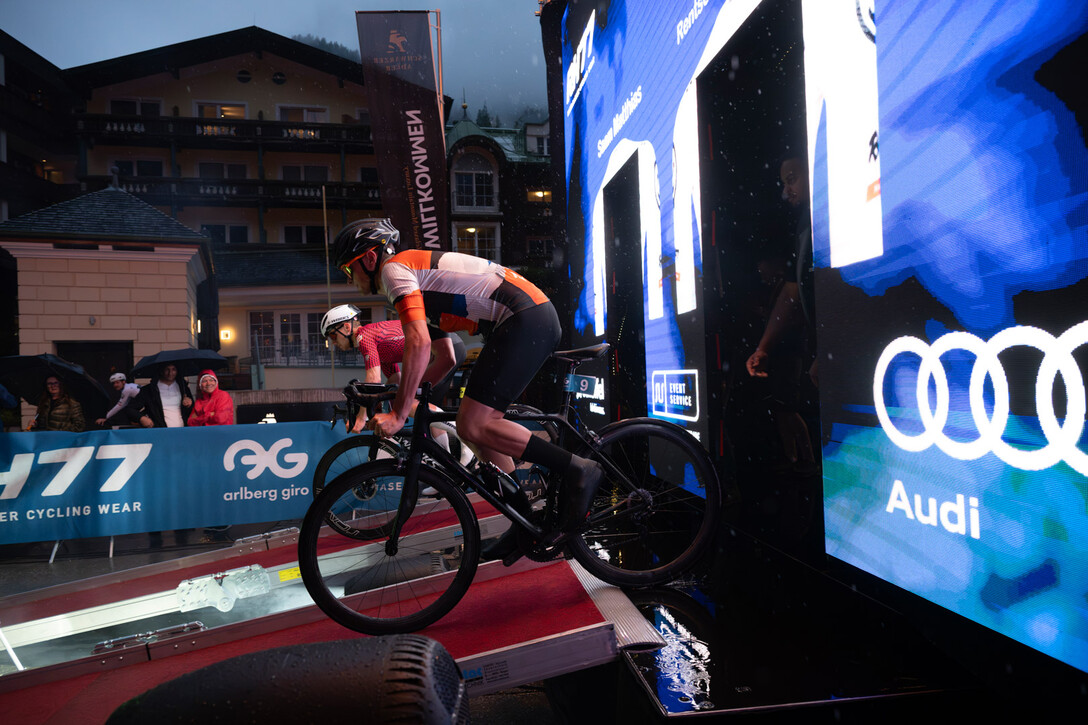 Zwei Athleten beim St. Anton Night Sprint / Two athletes of the Night Sprint
