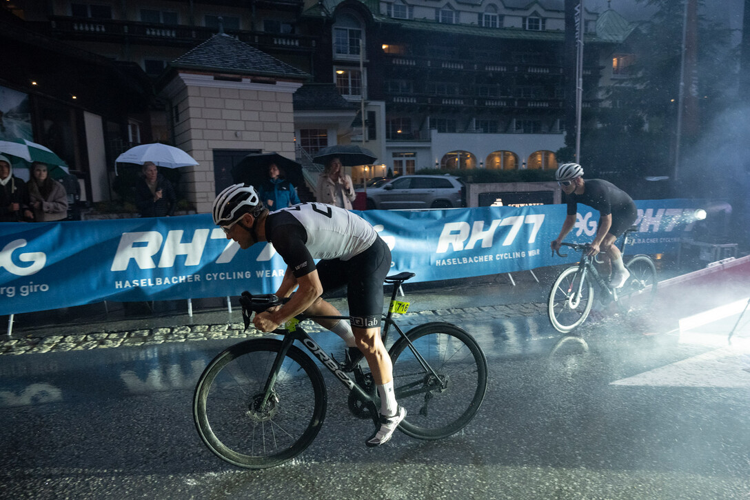 Zwei Athleten beim St. Anton Night Sprint / Two athletes of the Night Sprint