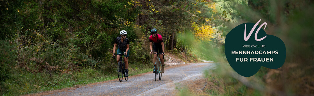 Julia Blum und Elena Roch am Rennrad unterwegs im Wald