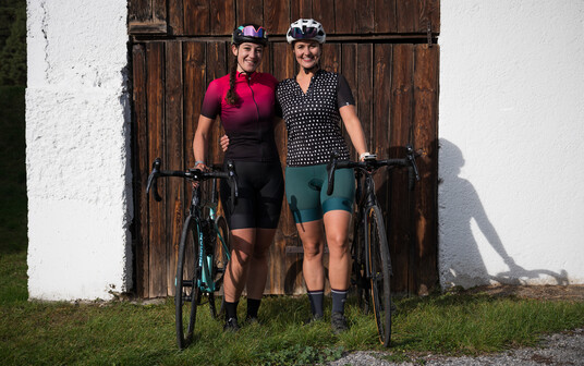 Elena Roch und Julia Blum posieren mit ihrem Rennrad
