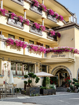 Hotel Alte Post mit viel Dekorpflanzen und sommerlichen Flair