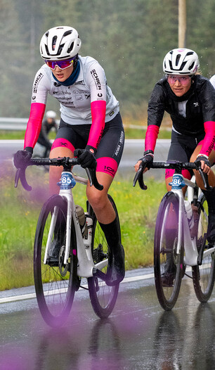 Zwei Athletinnen meistern den ersten Anstieg beim Arlberg Giro