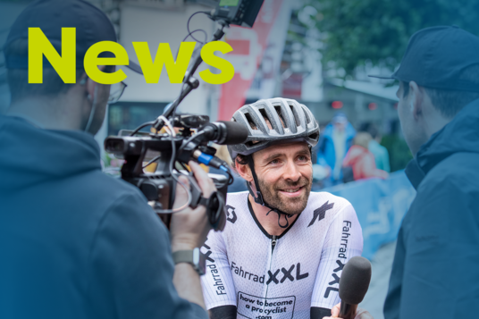 Bild eines Radfahrers mit blauen Farbverläufen und Schriftzug "News" in gelb.