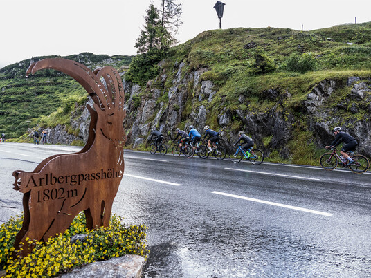 Arlberg Giro Teilnehmer bei der Passhöhe St. Christoph