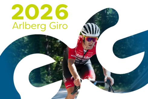 Fahrradfahrer in roter kleidung beim Arlberg Giro. "2026 Arlberg Giro" ist am Bild oben links in gelb/grün geschrieben. 