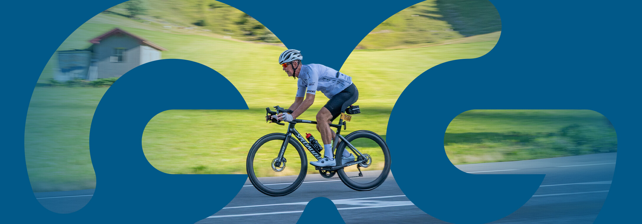 Giro Rennradfahrer bei einer Abfahrt, Stilistisches Bild mit Arlberg Logo
