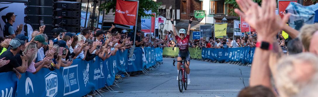 The winner of the cycling criterium in St. Anton am Arlberg crosses the finish line