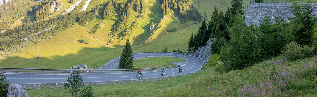 Abfahrt bei Stuben im Rahmen des Arlberg Giro
